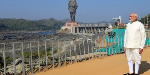 Statuia Unitatii si Modi EPA EFE
