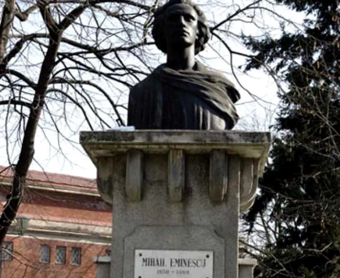 Bustul lui Eminescu din centrul Timişoarei
