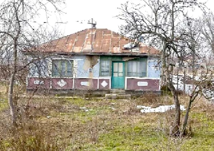 
    În această casă părăsită îşi au domiciliul 800 de basarabeniFoto: Ziarul de Iaşi  
