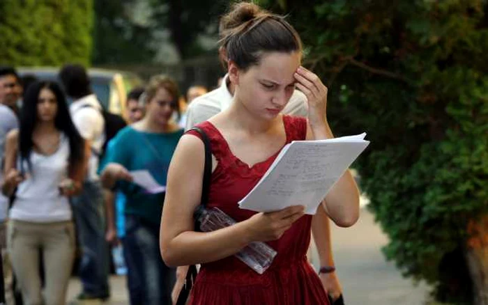 Elevii care nu sunt siguri de soluţiile proprii pot consulta online rezolvările propuse de Ministerul Educaţiei Foto: Mediafax