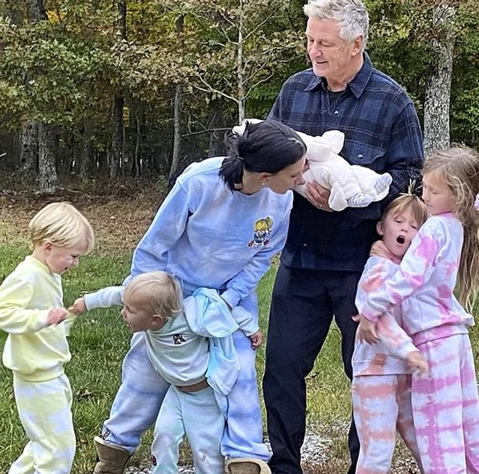 Ireland a pozat în sânii goi