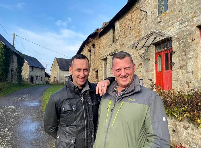 Paul și Yip au investit într-un sătuc din Normandia