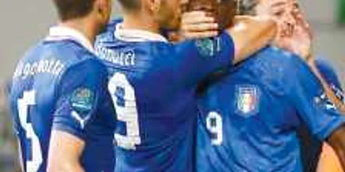 Balotelli (nr. 9) este împiedicat de Bonucci să mai spună şi alte tâmpenii