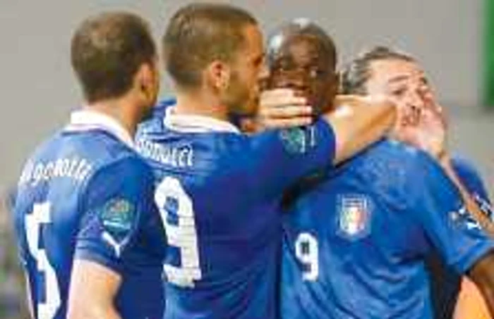 Balotelli (nr. 9) este împiedicat de Bonucci să mai spună şi alte tâmpenii