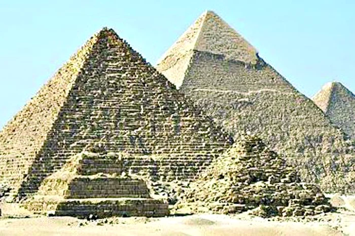 Le consideră similare cu piramidele din Egipt