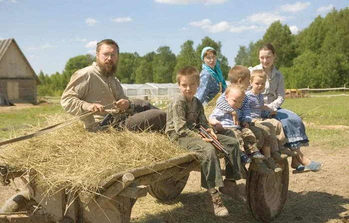 
    Îşi plimbă odraslele cu căruţa  