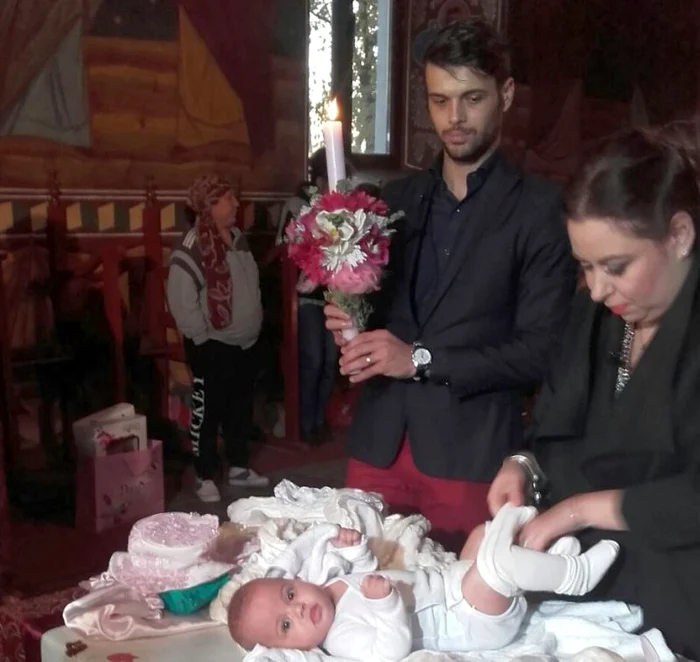 
    Oana Roman a botezat un bebeluş de patru luniFoto: Antena Stars  