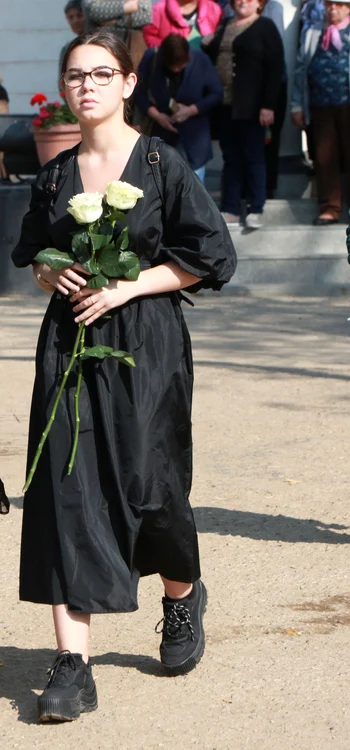 Maria, cu un buchet de trandafiri, la ]nmorm\ntarea Tamarei Buciuceanu