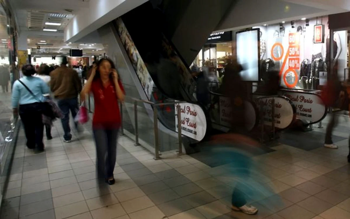 Hoţii au furat zeci de haine din două magazine H&M din Piteşti în mai puţin de trei ore