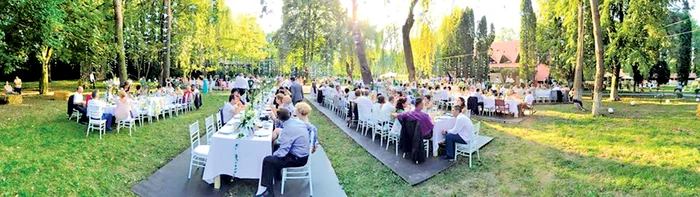 Mesele au fost  amplasate  pe o insulă 