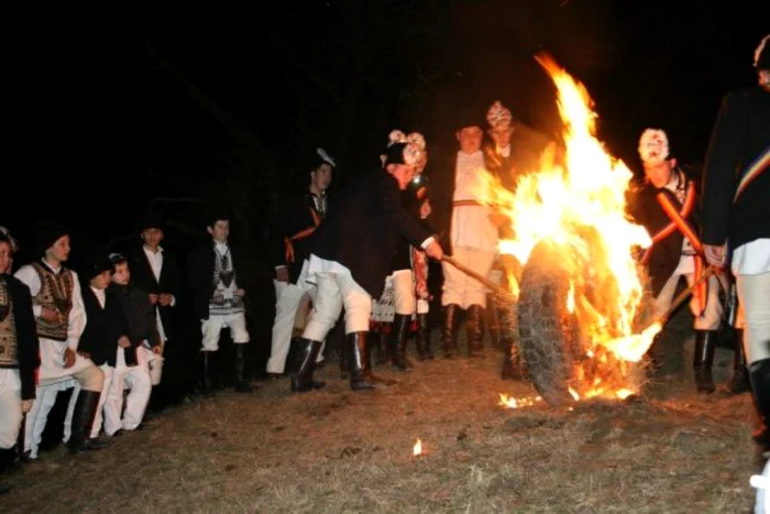 Roata în flăcări este un obicei al sătenilor din Şinca Nouă, înainte de intrarea în Postul Paştelui. FOTO Centrul Cultural Reduta
