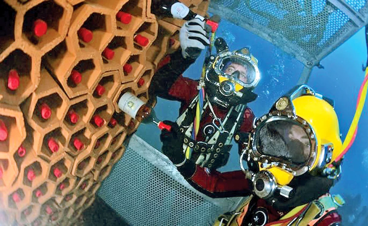 
    Vinul e păstrat într-un loc  secret din Marea Mediterană  