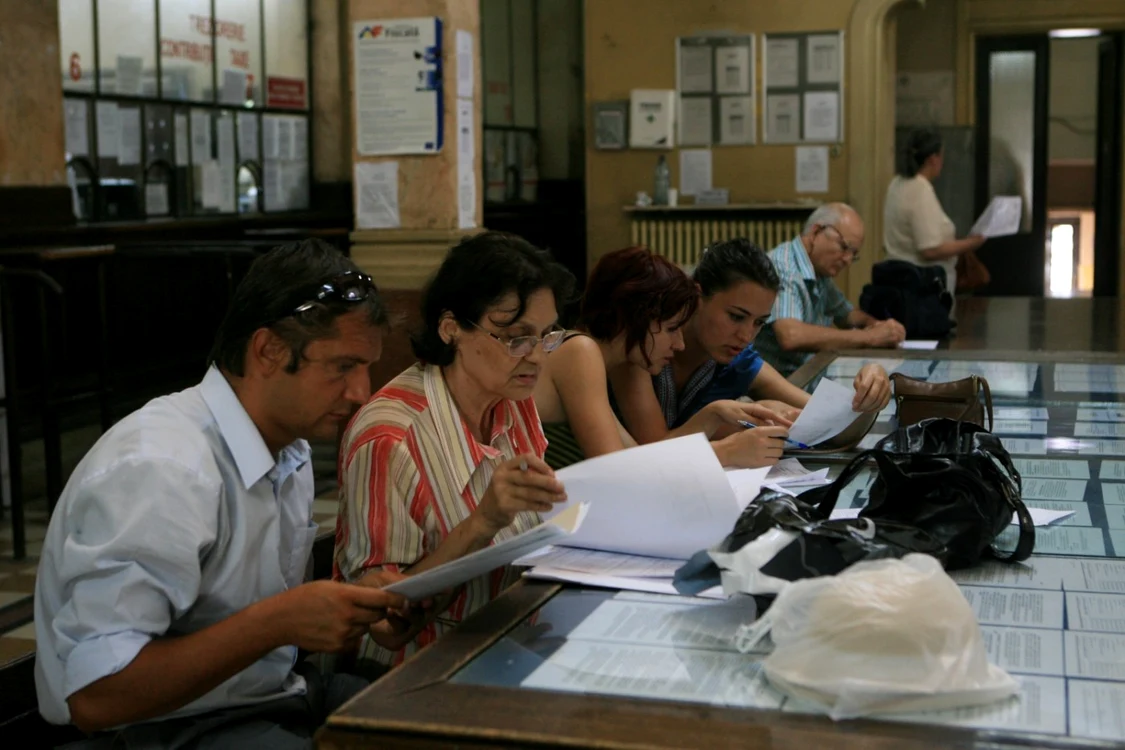 Românilor le vor fi solicitate mai puţine documente de către instituţiile publice FOTO