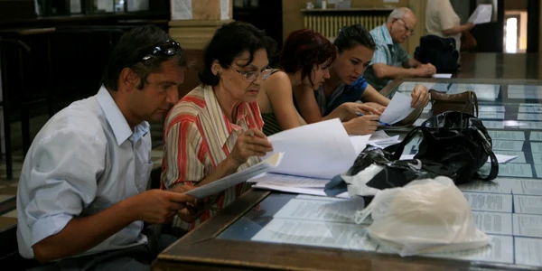 Românilor le vor fi solicitate mai puţine documente de către instituţiile publice FOTO