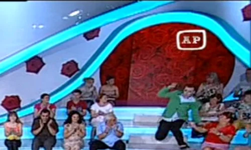 Keky a căzut când a intrat în platoul emisiunii (captură: Antena 2) jpeg
