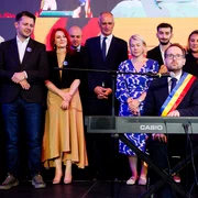 Dominic Fritz canta imnul national al Romaniei la pian