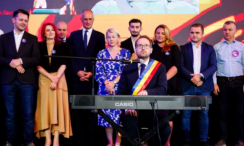 Dominic Fritz canta imnul national al Romaniei la pian