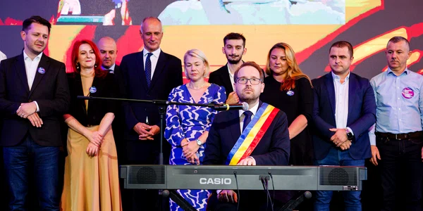 Dominic Fritz canta imnul national al Romaniei la pian