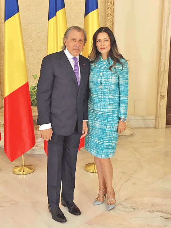 Pentru vizita la Cotroceni, Brigitte Sfăt a ales o nuanţă bleu, care s-a potrivit cu costumul elegant