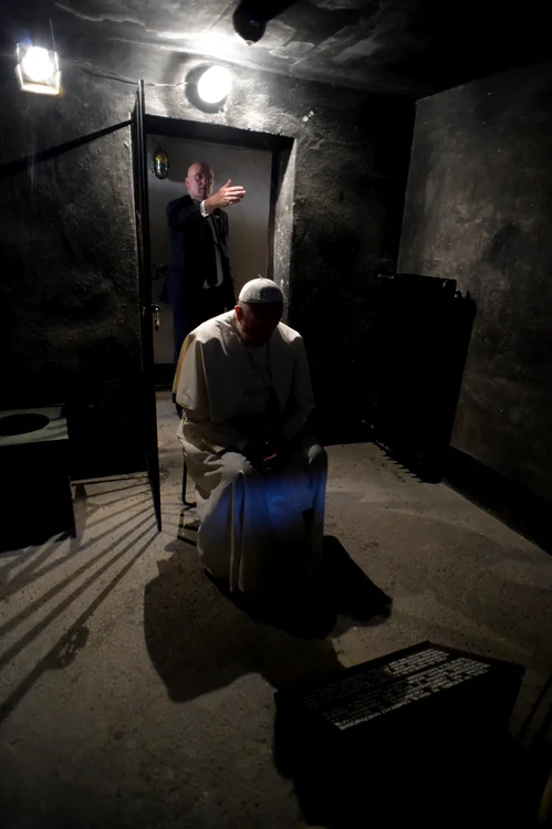 Papa Francis se roagă în celula în care a fost întemnițat sfântul catolic Maximilian Kolbe