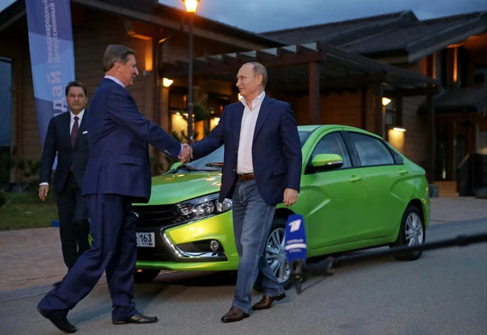 Preşedintele rus Vladimir Putin şi o maşină Lada Vesta FOTO AP