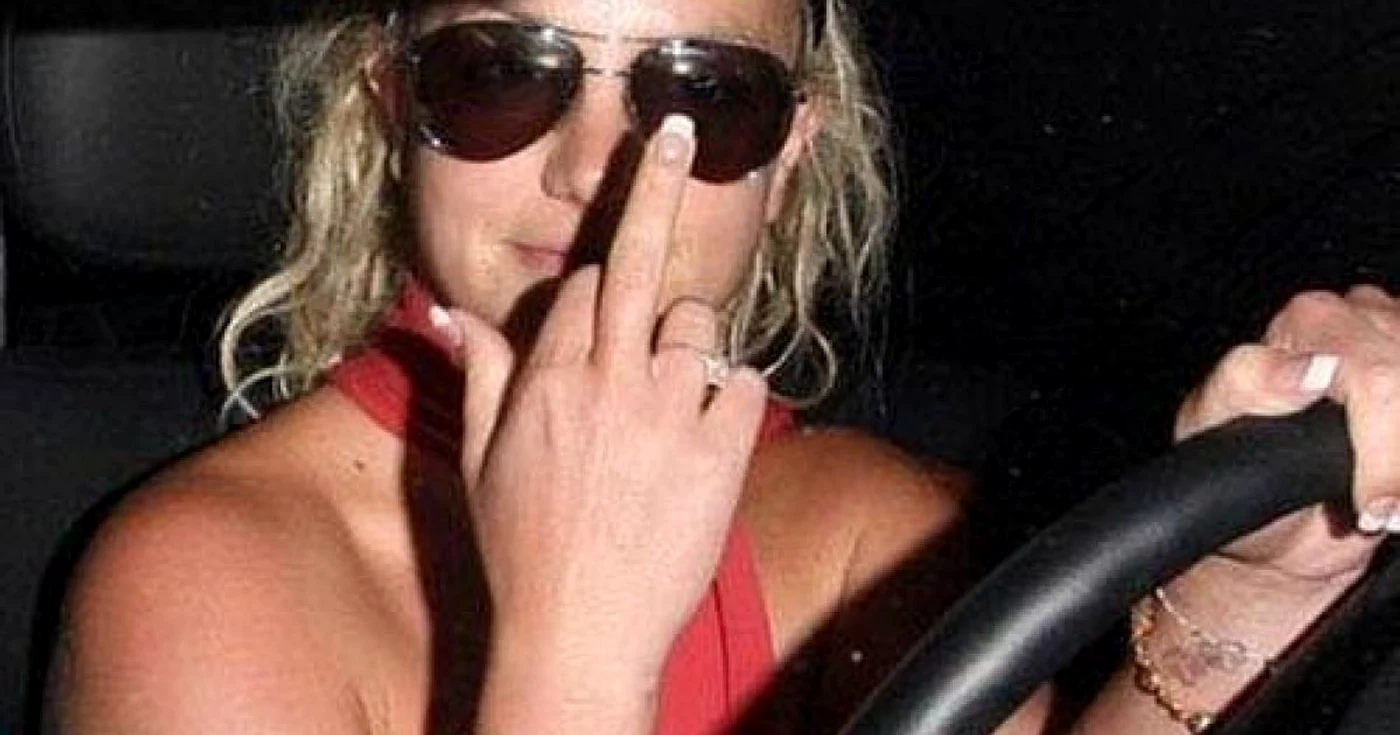 Degetul mijlociu a fost ”botezat” de Britney Spears