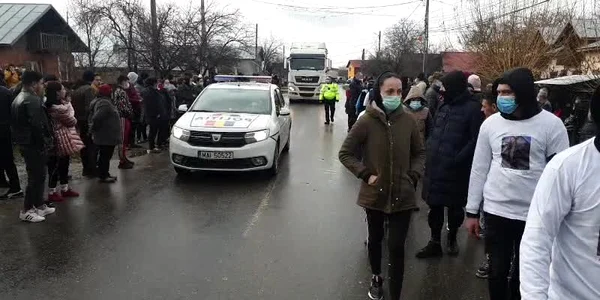Revolta în comuna Dumbrava unde un tânăr a fost omorât în bătaie, iar criminalul este liber
