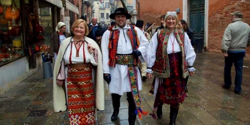 România în port popular la Carnavalul de la Veneţia Sursă foto Facebook Mihai Stan Autor Aurel Vîrlan