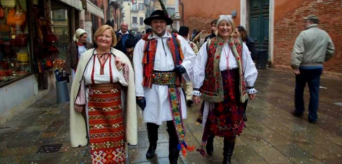 România frumoasă, în port popular, la Carnavalul de la Veneţia Foto Aurel Vîrlan