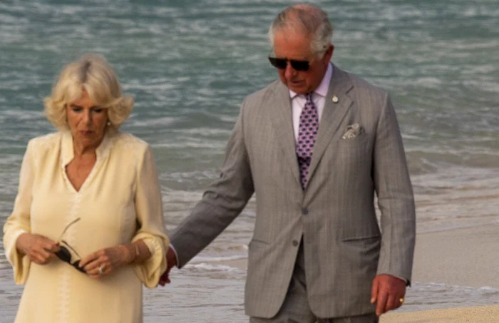 Camilla a renunțat la pantofi, ca să simtă nisipul fin sub tălpifoto: Profimedia