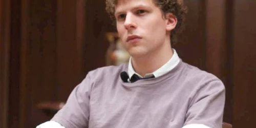 Jesse Eisenberg portretizându-l pe Mark  Zuckerberg, în filmul „Reţeaua de socializare“ 