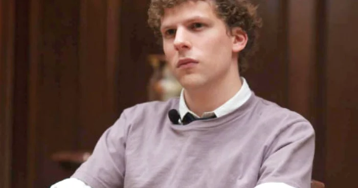 Jesse Eisenberg portretizându-l pe Mark Zuckerberg, în filmul „Reţeaua de socializare“