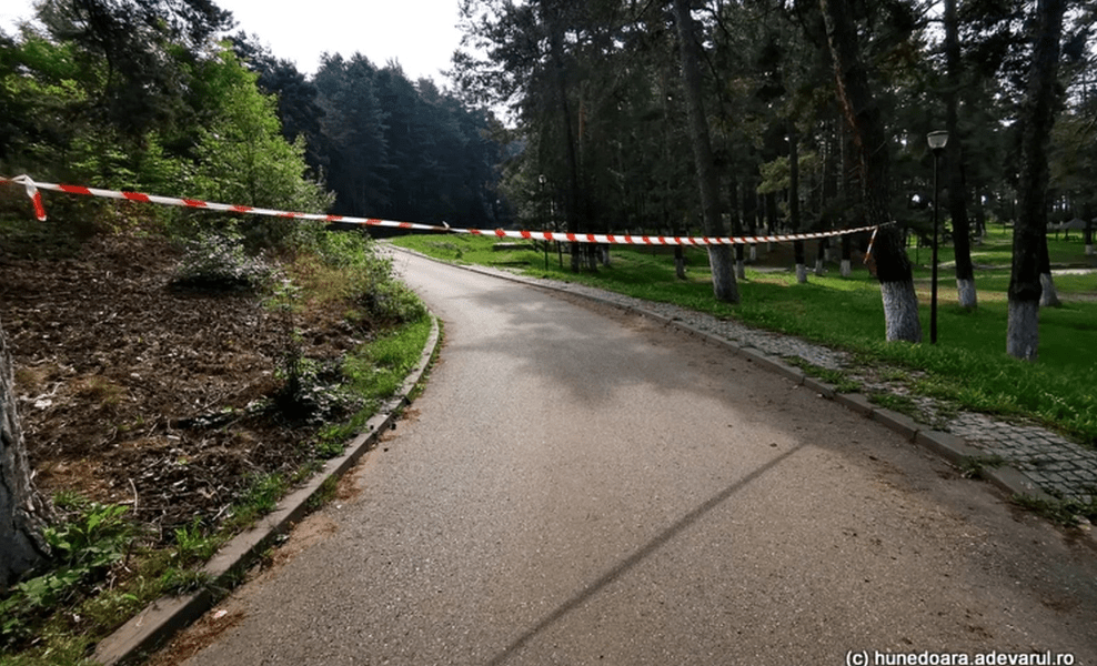 Toaleta unui parc din Petroșani, furată de hoți. Localnicii au adus-o acasă, dar au fost prinși
