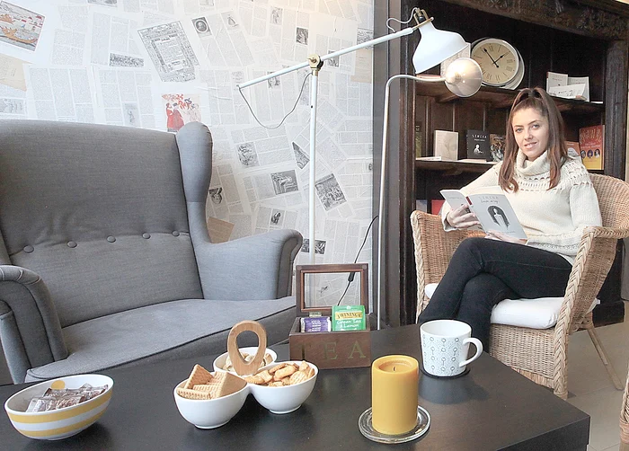 
    La Seneca Anticafe  te poţi relaxa citind  una din cele peste  3.000 de cărţi din ceainărie Foto: Roberto Sălceanu  