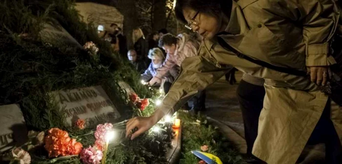 Locuitorii din Kiev depun flori la memorialul de la Kiev FOTO Reuters