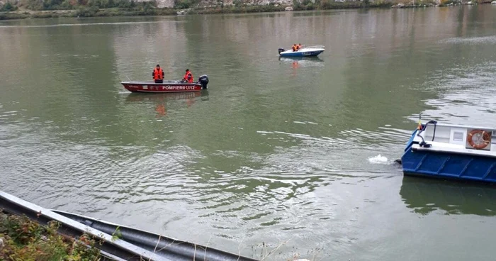 Angajaţii ISU intervin pentru găsirea maşinii căzute în Dunăre FOTO Daniel Groza