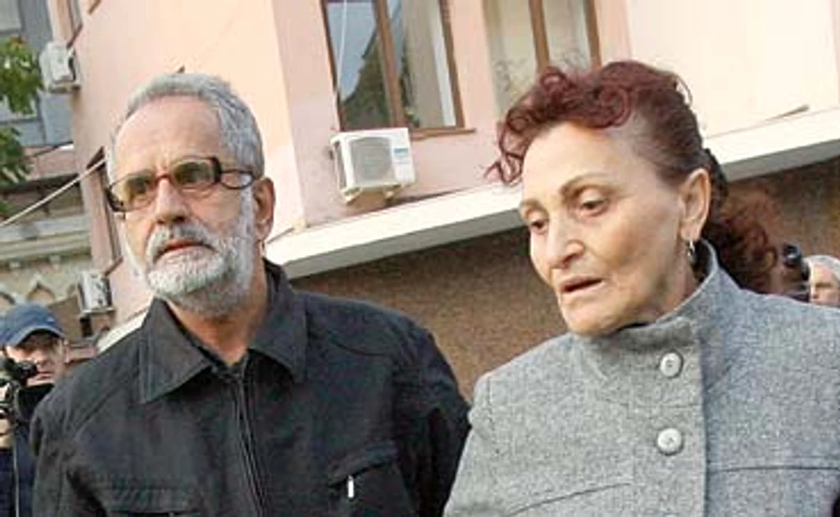 
    Fotoreporterii Click! l-au  surprins pe Petru Mircea  împreună cu fiul său,  ieşind de la cumpărături  