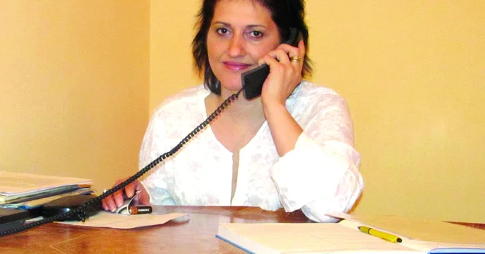 Claudia Brănescu, salariată a Consiliului Judeţean, se ocupă de „sortarea” apelurilor primite