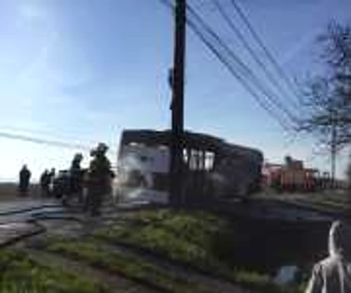 Autobuzul a ars în întregime - foto: Adrian Caraba
