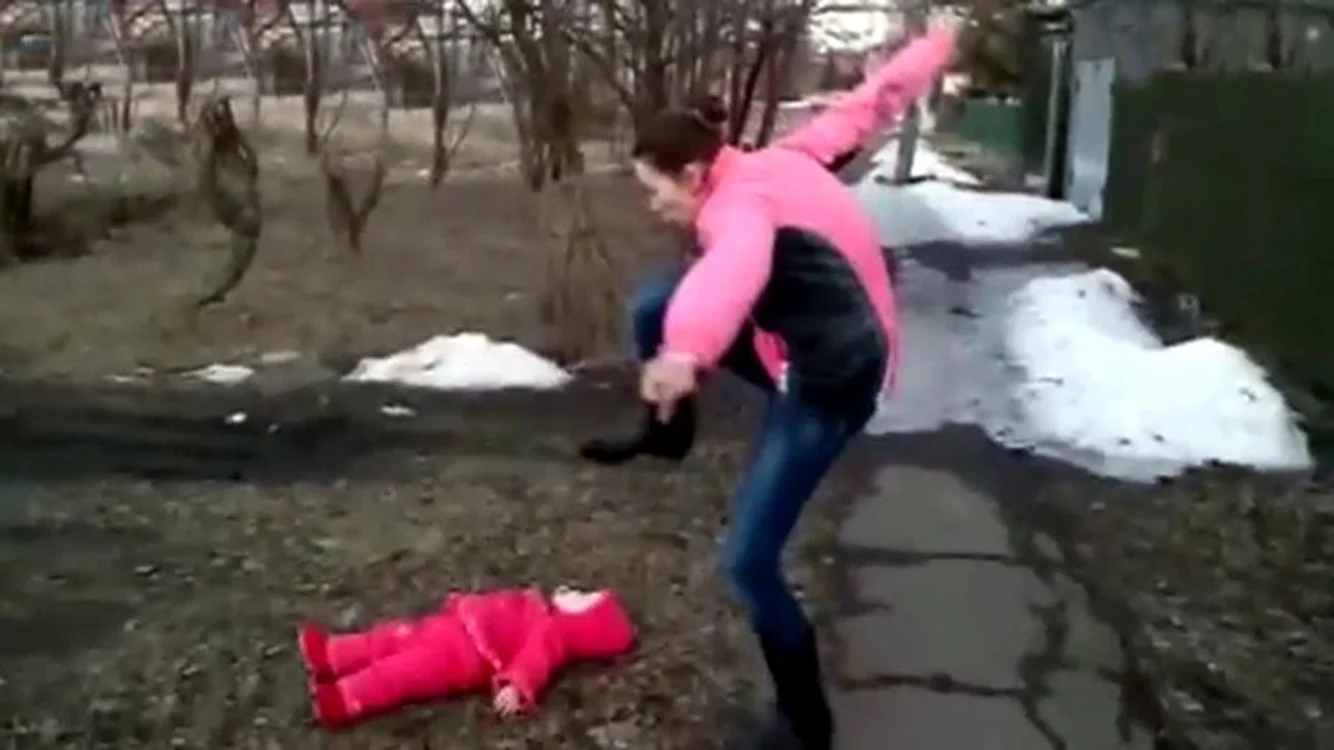
    Mama și-a pierdut controlul și a mimat că își calcă copilul în picioarecaptură: Mirror  
