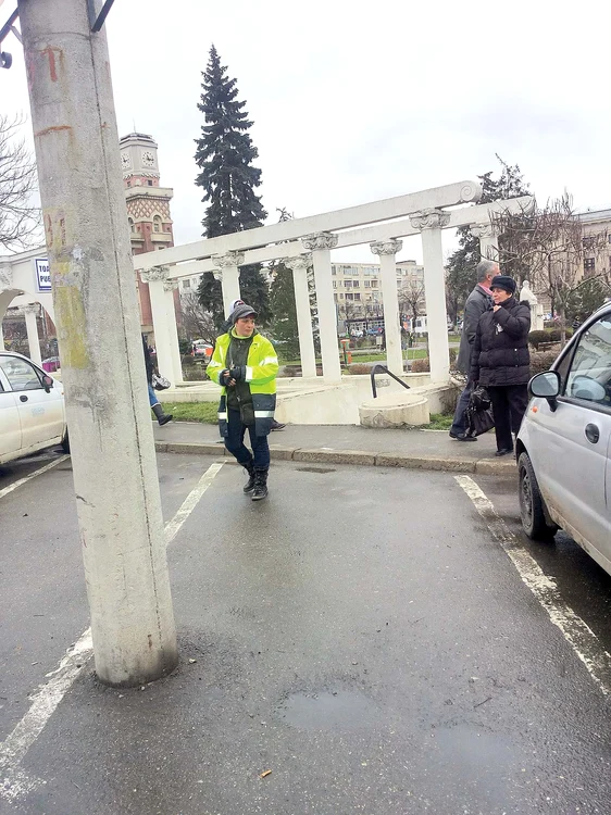 În această imagine  se văd patru indicatoare,  amplasate în parcare (Fotografii: Dorin Constanda/ Click!)