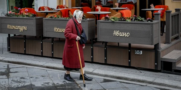 O bătrână trece prin faţa unui restaurant gol din Moscova FOTO EPA-EFE