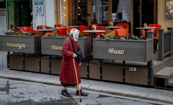 O bătrână trece prin faţa unui restaurant gol din Moscova 20 mai 2022 FOTO EPA-EFE