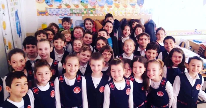 Terezia Silaghi alături de o parte dintre prietenii care au ajutat-o să îşi doneze cadourile. FOTO: Arhivă personală