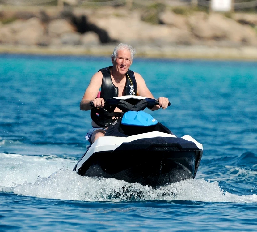 Gere merge pe ski jet ca un tinerel foto: Profimedia