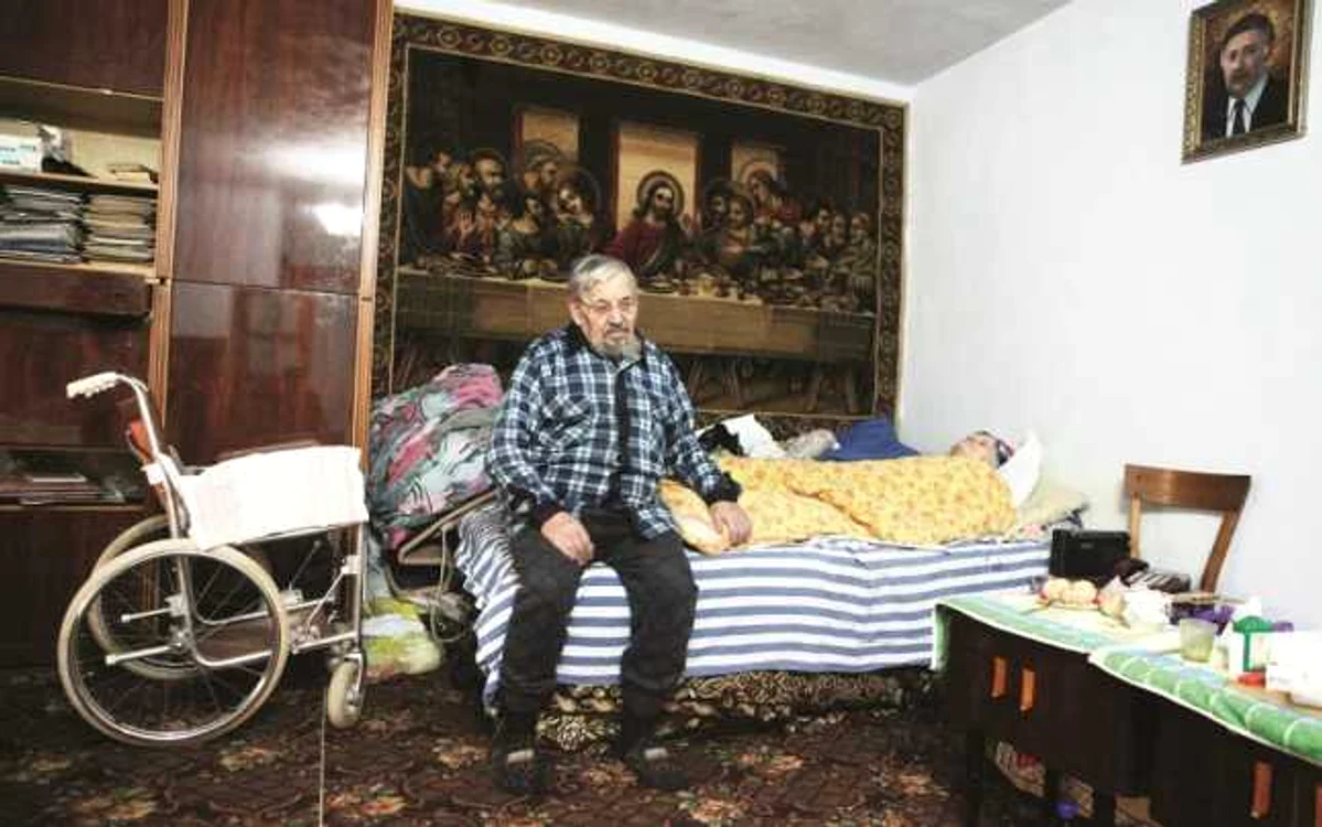 Tudor Costin veghează la căpătâiul soţiei bolnave. Foto: Dumitru Goncear