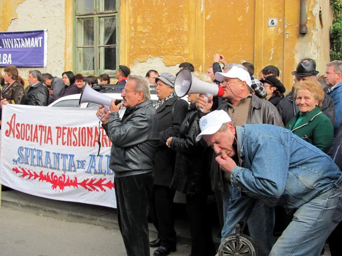 Protestatarii s-au înarmat cu obiecte de făcut zgomot