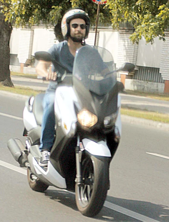 Dani Oţil iese şi el mai des cu maxiscuterul decât cu maşina