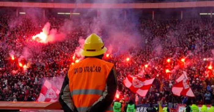 Sârbii se tem de torţele propriilor fani. Ar putea fi depunctaţi de FIFA