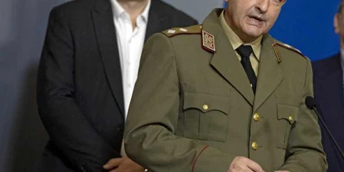 Generalul Vetislav Muftaciiski tinand o infromare despre coronavirus FOTO EPA-EFE